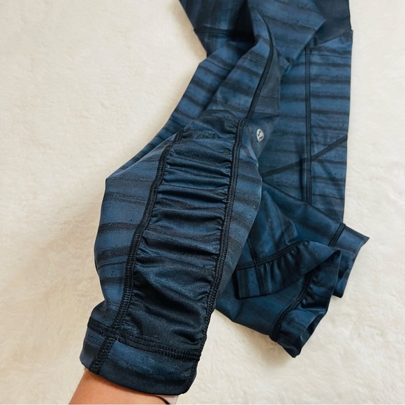 Lululemon Athletica Navy and Black Leggings - Picture 4 of 11